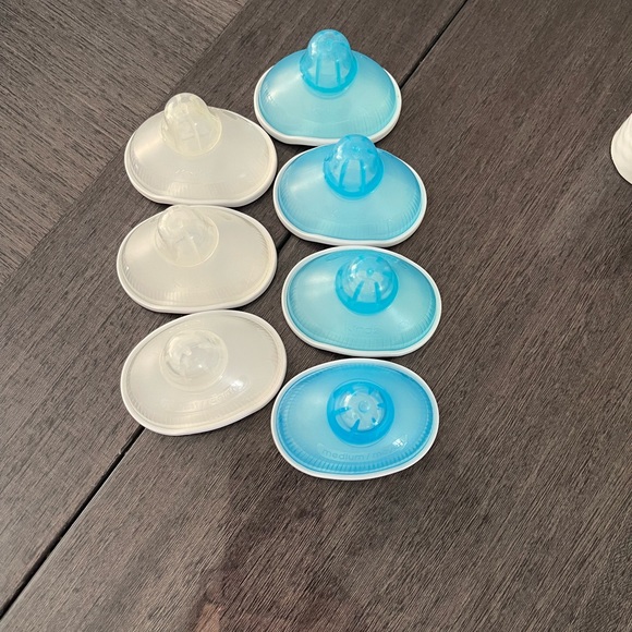 Kiinde bottle holders and nipples - Picture 3 of 4